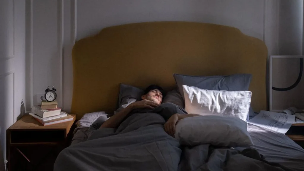 How does the human brain's biological clock track a 24-hour day?