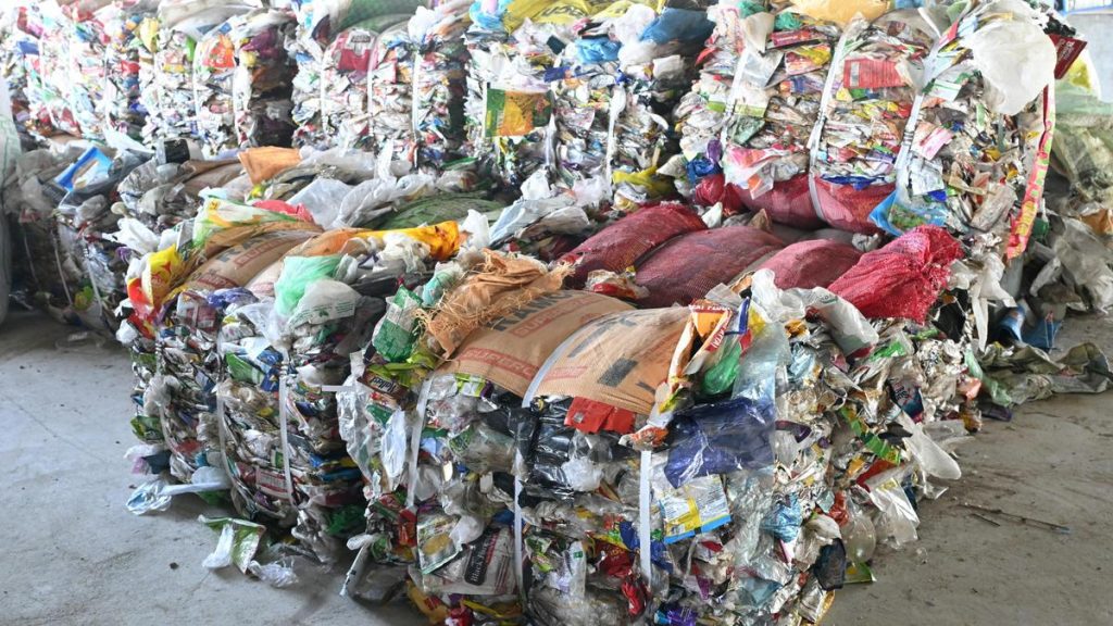 Generating hydrogen from plastic waste and seaweeds is thus useful as well as possible