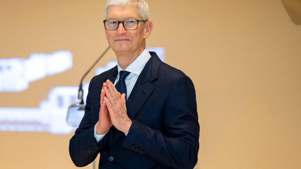 Apple's chief executive Tim Cook bid farewell to the tech giant on Monday, paying tribute