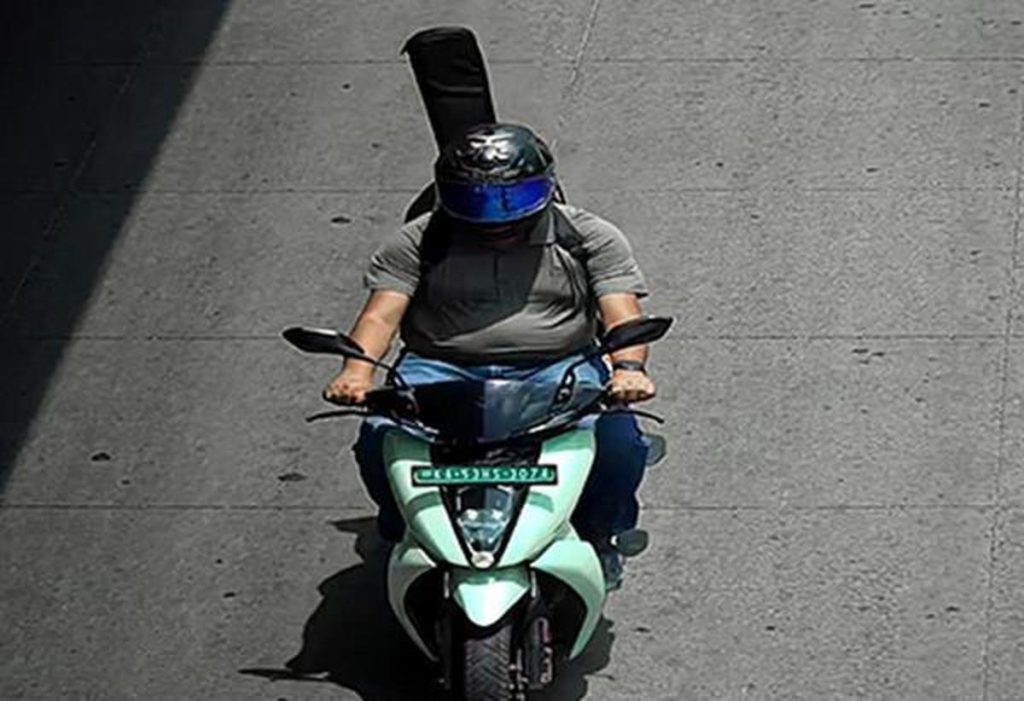 Image of the two-wheeler rider in Bengaluru, who was slapped with a helmetless riding challan